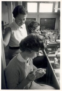 Rita Levi Montalcini con sus asistentes